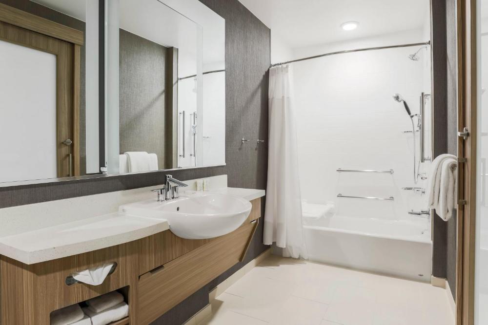Studio Queen Suite with Two Queen Beds and Adapted Tub – Mobility Accessible interior